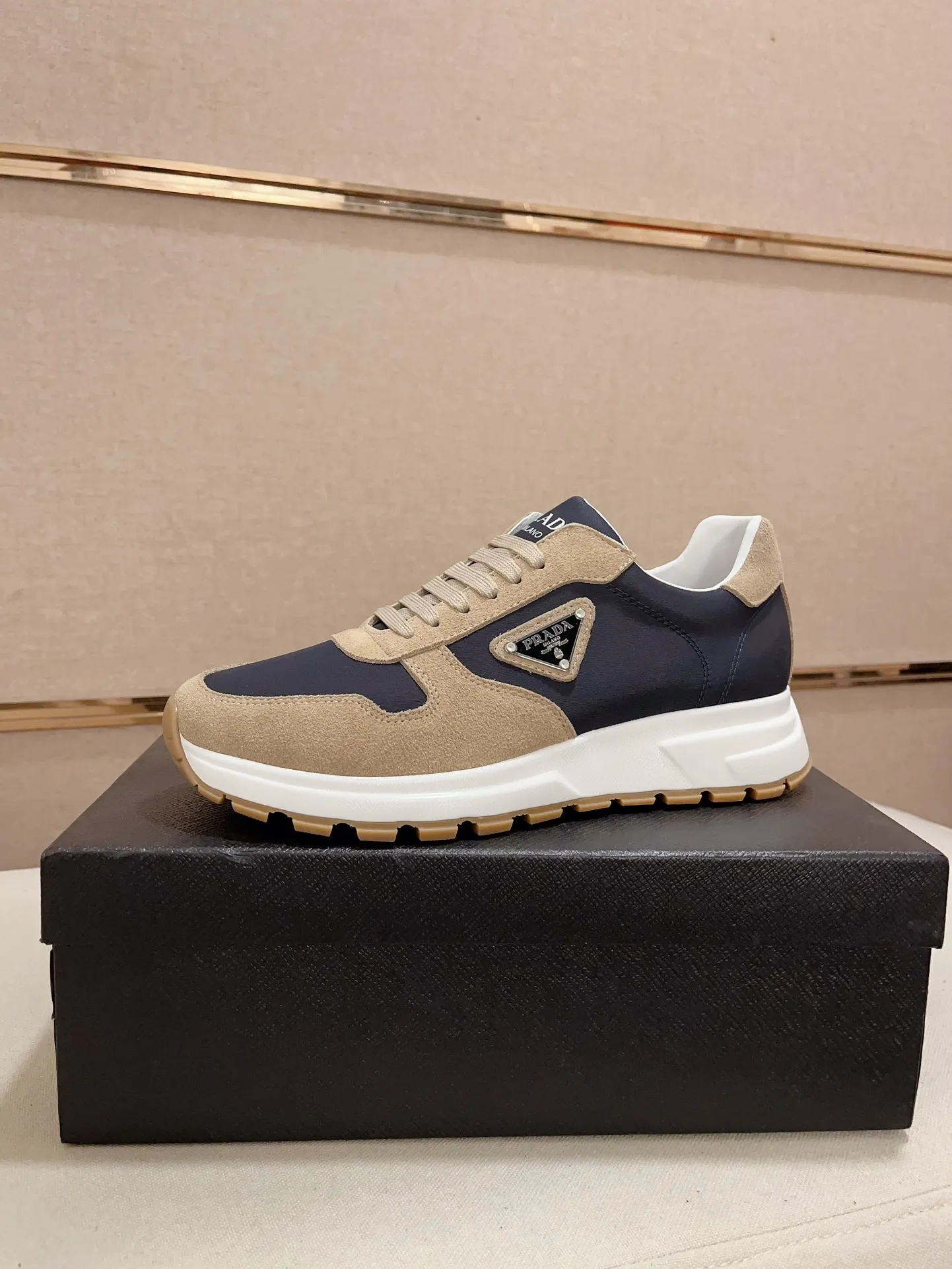 Men's shoes💰 540💰 ✔️✔️✔️Higher version High-quality new PRADA (Prada) counters are launched simultaneously. The new men's shoes and 😘fabric are made of selected first-layer cowhide ➕ breathable fabric technology. Lining: Full cowhide lining. 👍🏿 High-end ☄️ air-cushion molded anti-slip rubber outsole, exquisite lines, simple and elegant, comfortable and high-end for leisure travel. Code number: 38 to 44 (45 can be customized)